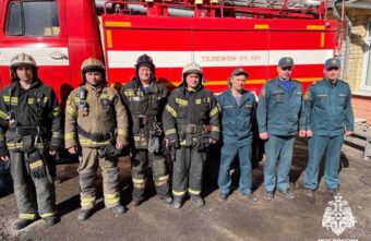 Тверские пожарные спасли из задымлённой квартиры двух человек Тверские пожарные спасли из задымлённой квартиры двух человек