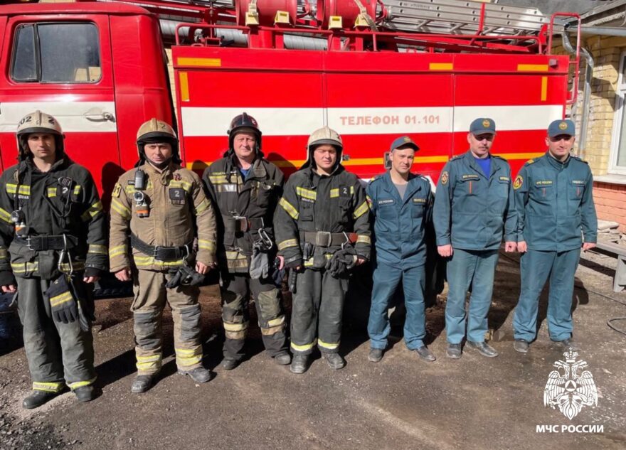 Тверские пожарные спасли из задымлённой квартиры двух человек