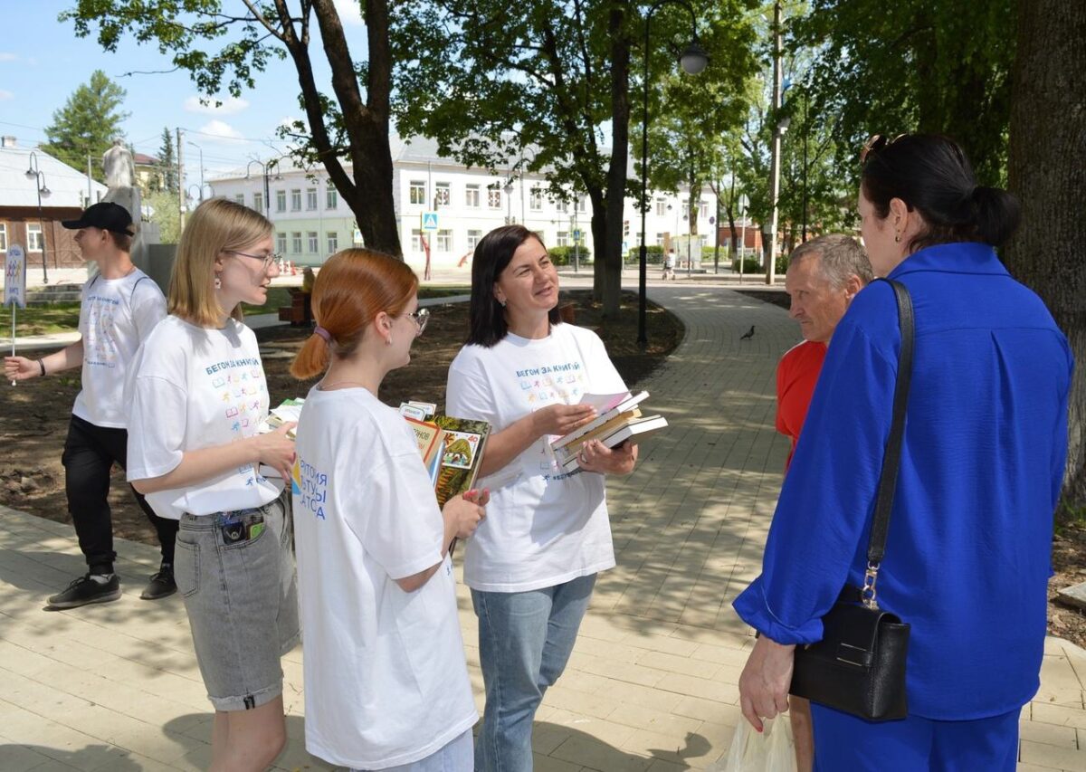 В Тверской области библиотекари бегали по городу с книгами
