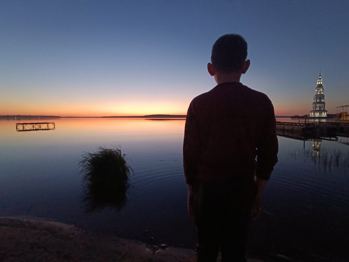 Волжская вода выносит остатки затопленного города в Тверской области