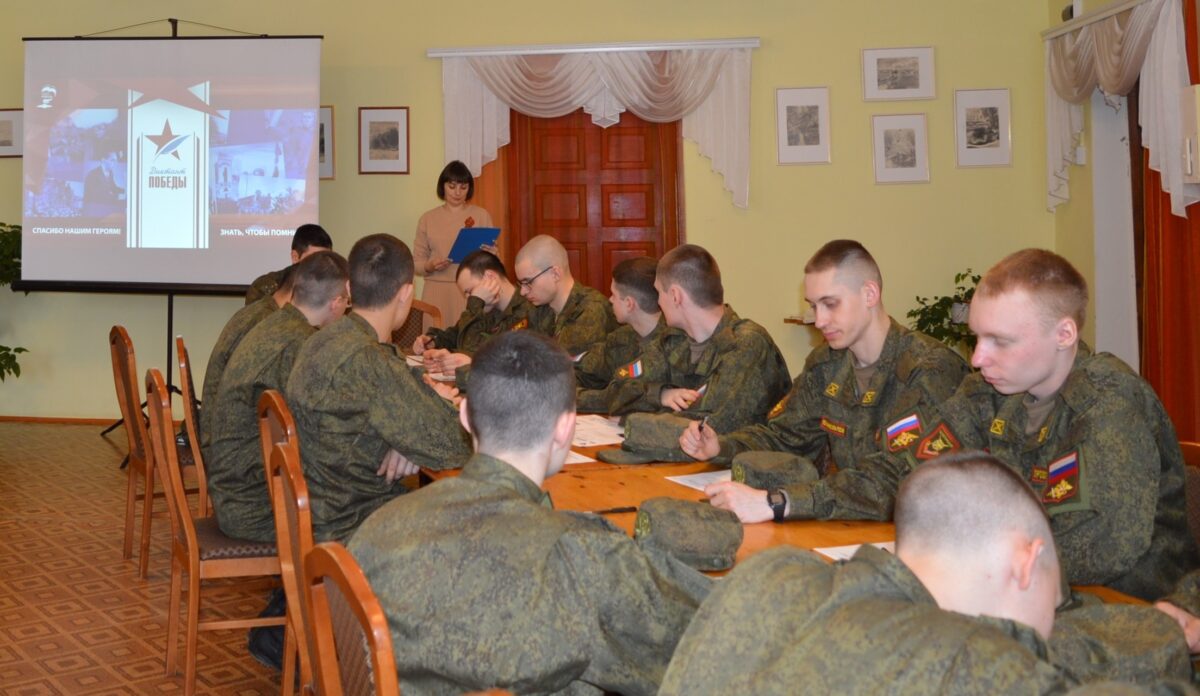 Срочники из Торопца написали "Диктант Победы"