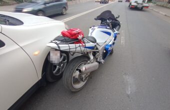 В Твери водитель мотоцикла пострадал из-за пассажира авто В Твери водитель мотоцикла пострадал из-за пассажира авто
