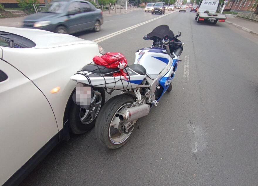 В Твери водитель мотоцикла пострадал из-за пассажира авто