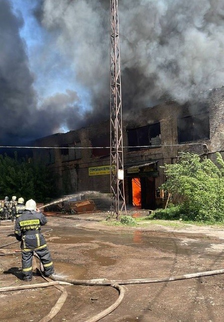 Прокуратура устанавливает причину крупного пожара на улице Спартака в Твери