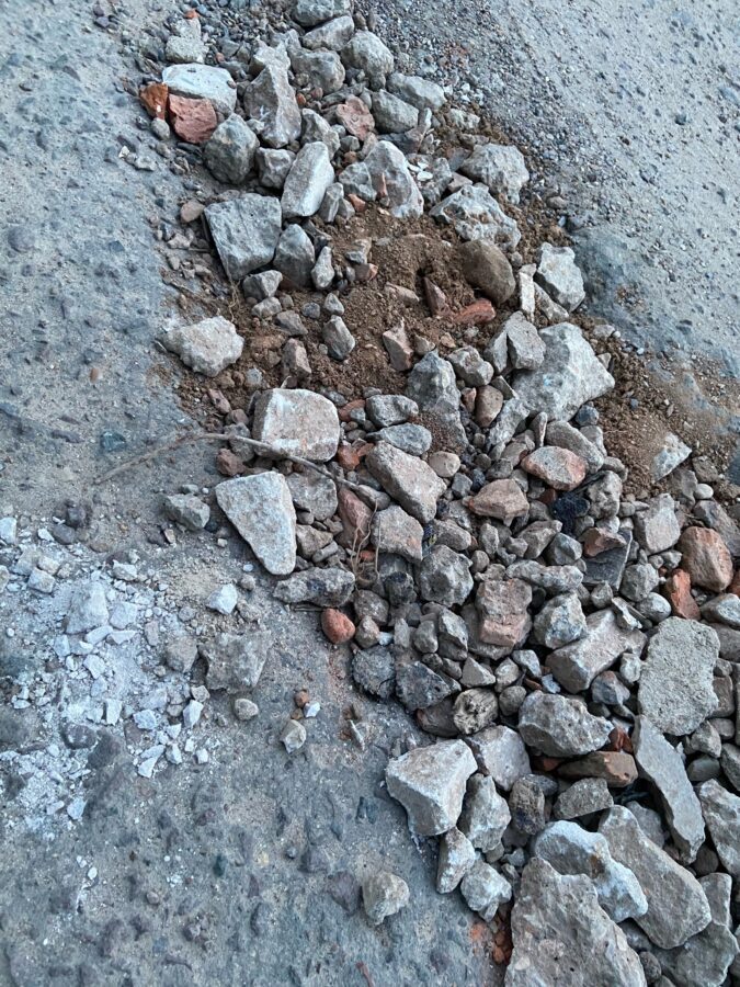 В Тверской области ямы на дороге заделали кусками железа