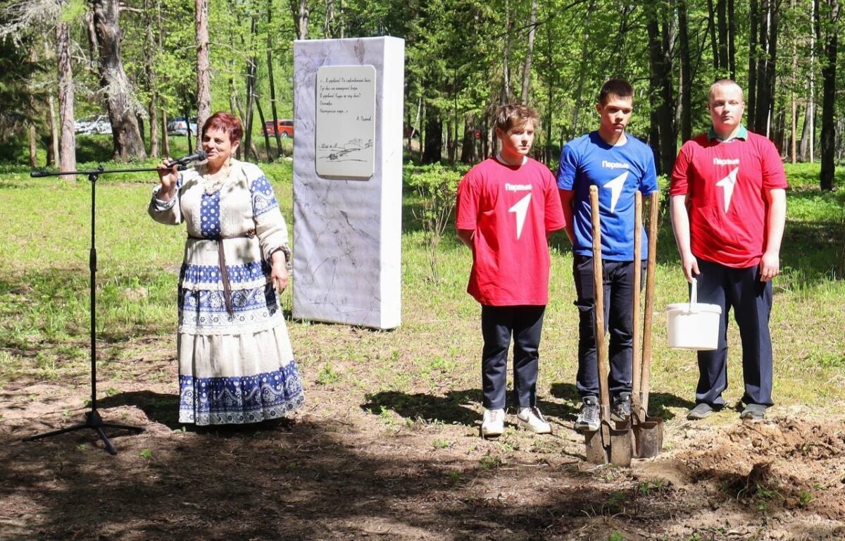 Волонтеры расчистили парк в Тверской области, где Пушкин писал Онегина |  ТОП Тверь новости