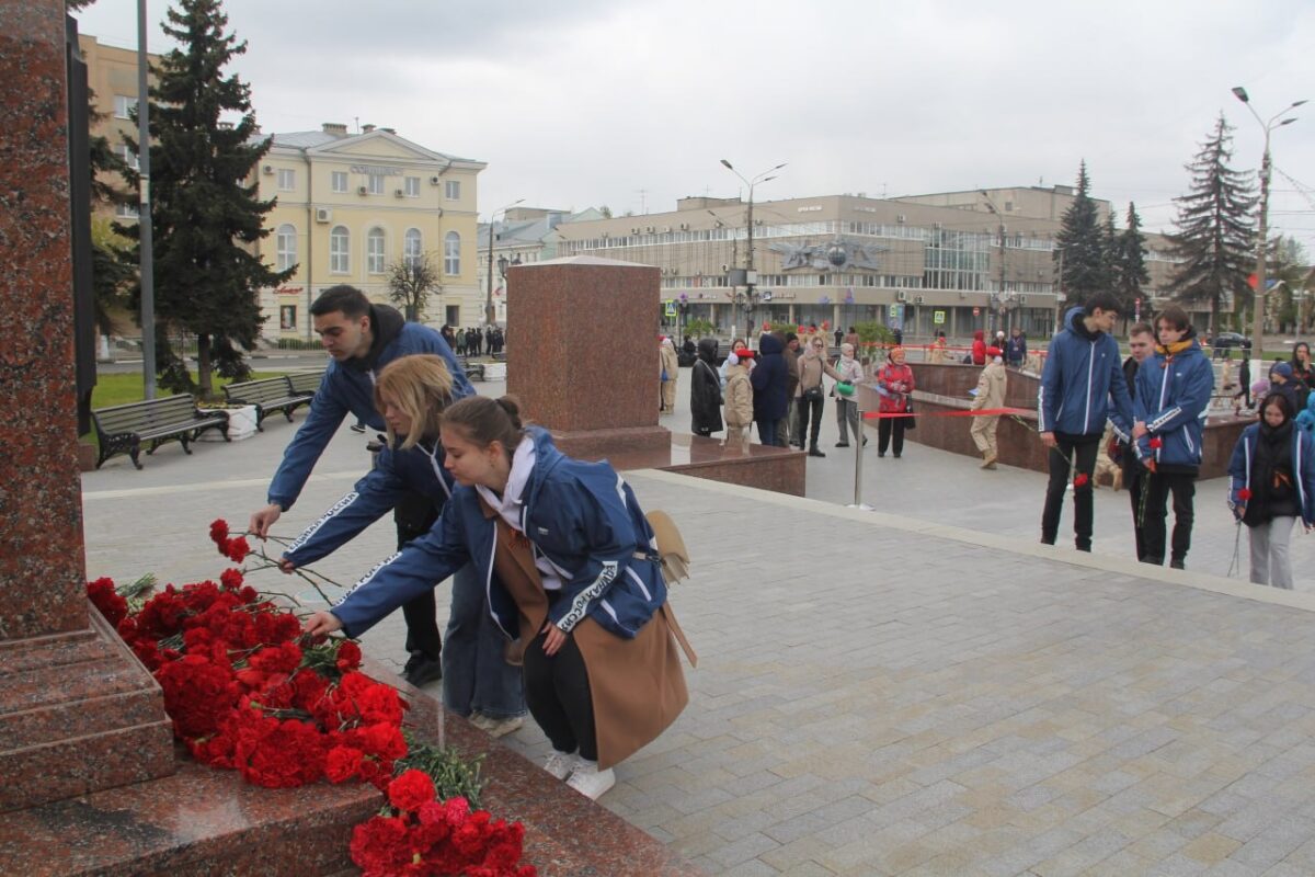 Представители «Единой России» возложили цветы к мемориалам города Твери