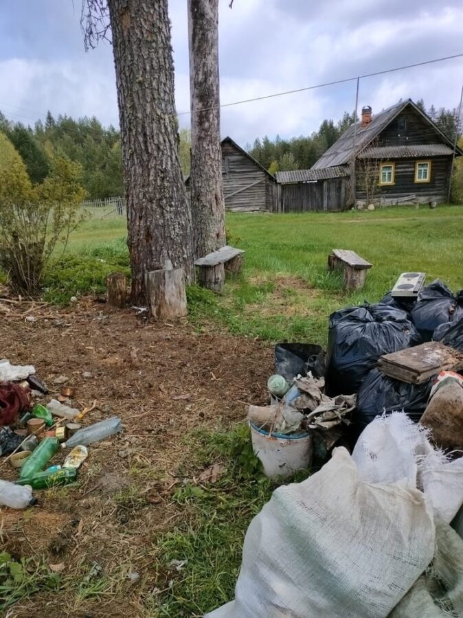 "Обстоятельства непреодолимой силы" вынудили людей набрать 30 мешков мусора в Тверской области