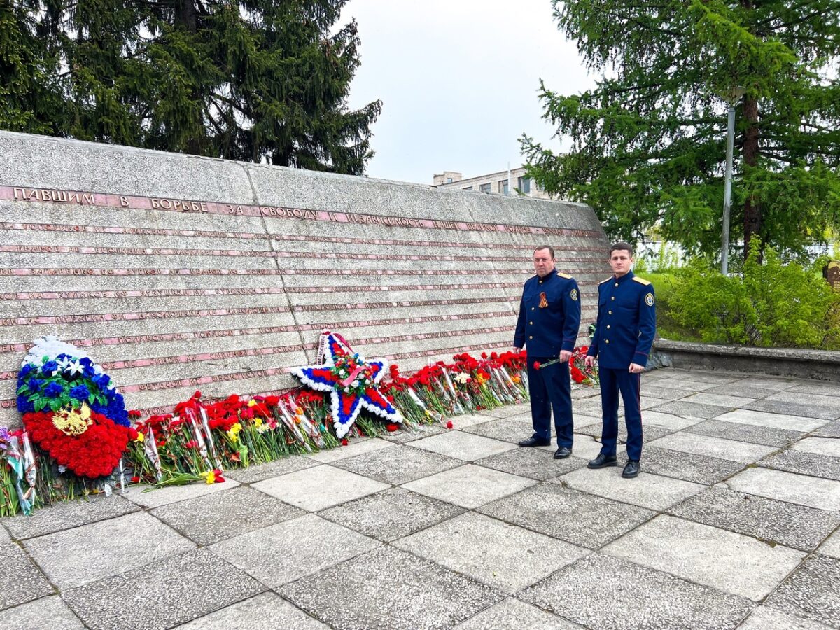 В День Победы сотрудники следственных отделов возложили цветы к монументам Воинской Славы, Вечному огню и мемориалам павших воинов