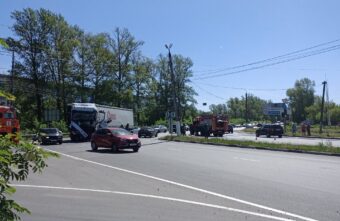 В Твери фура попала в аварию с пожарным автомобилем напротив заправки