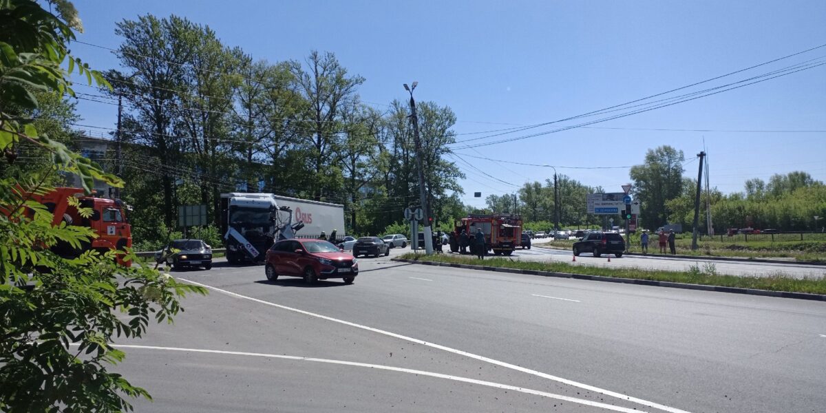 В Твери фура попала в аварию с пожарным автомобилем напротив заправки
