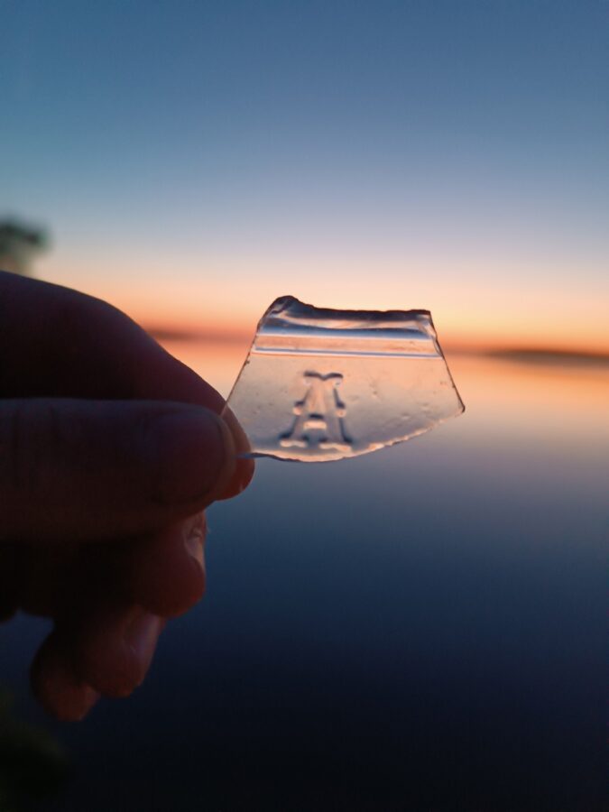 Волжская вода выносит остатки затопленного города в Тверской области