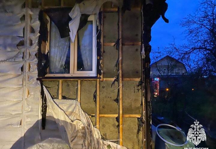 Пожарные спасли от огня дом под Тверью