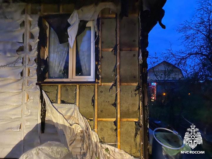 Пожарные спасли от огня дом под Тверью