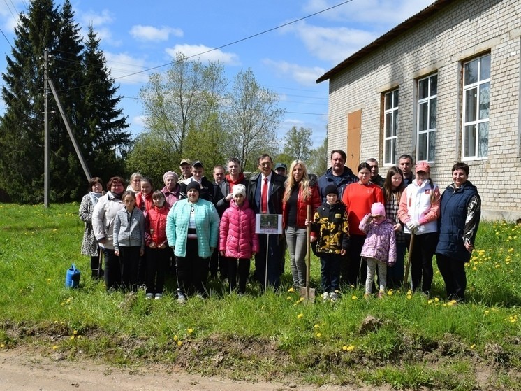 В Оленинском округе высадили яблоневый Сад Победы