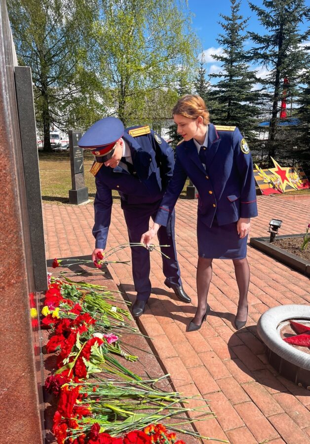В День Победы сотрудники следственных отделов возложили цветы к монументам Воинской Славы, Вечному огню и мемориалам павших воинов