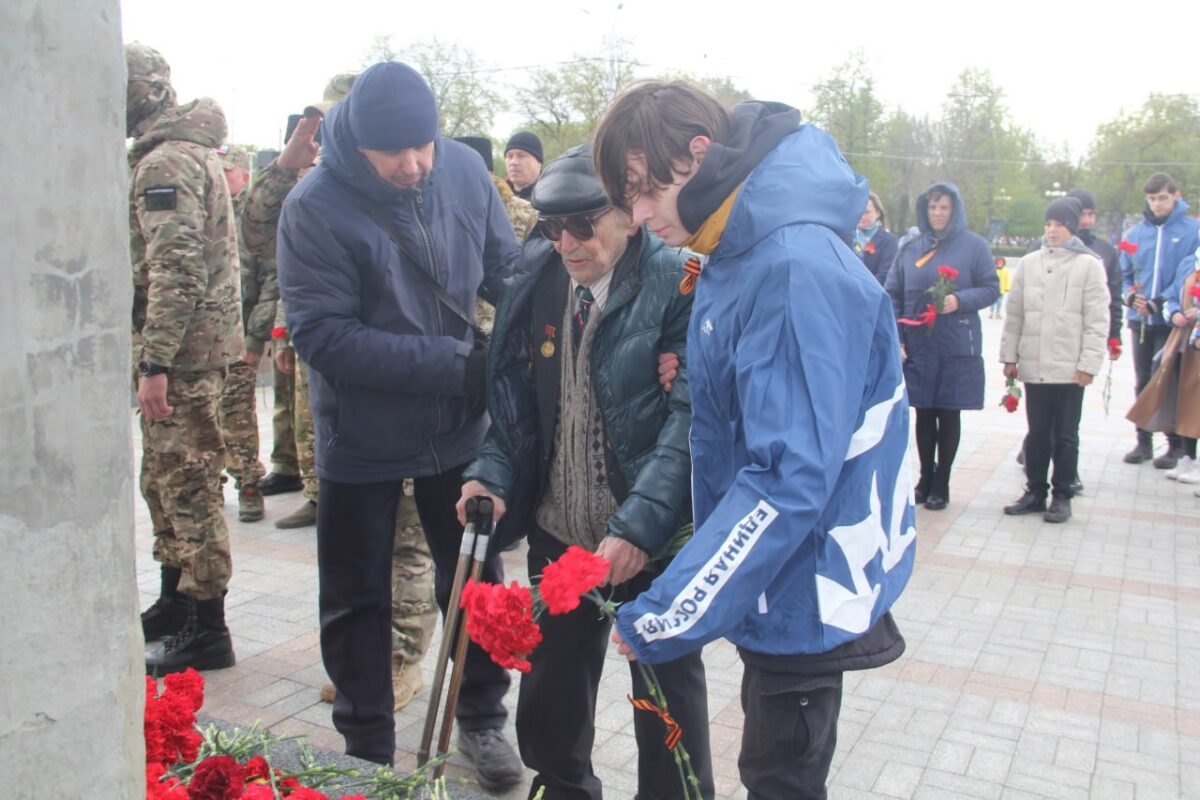 Представители «Единой России» возложили цветы к мемориалам города Твери