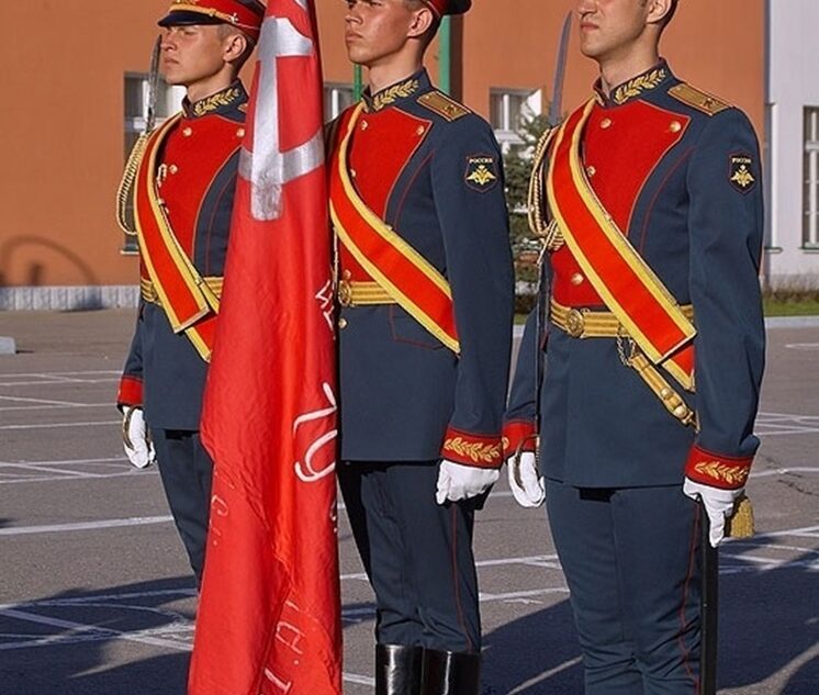 Российский флаг на Параде Победы в Москве пронес юноша из Твери