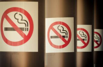 В России могут повысить штраф за курение в неположенных местах В России могут повысить штраф за курение в неположенных местах