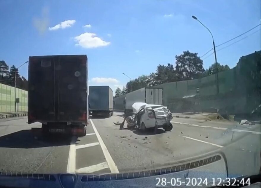 В Тверской области легковушку смяло от столкновения с грузовиком