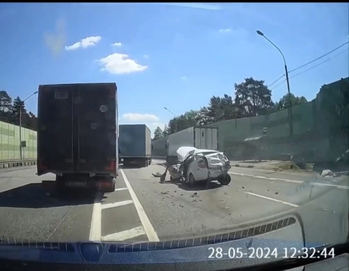 В Тверской области легковушку смяло от столкновения с грузовиком