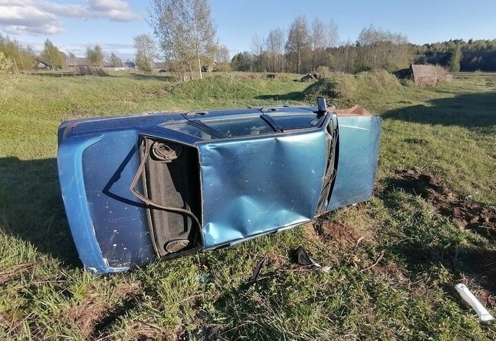 На дороге в Тверской области ВАЗ "улетел" в кювет