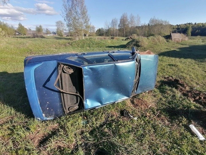 На дороге в Тверской области ВАЗ "улетел" в кювет
