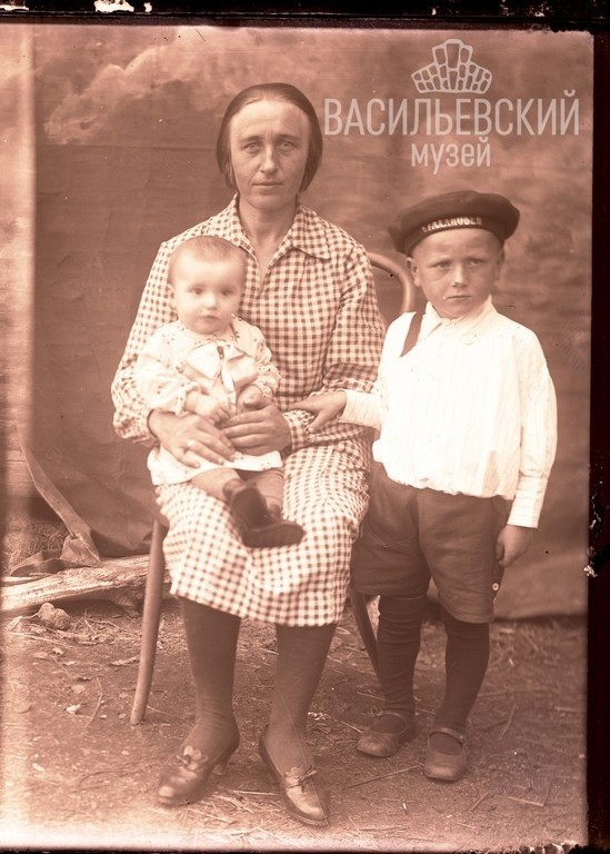 Жителей Тверской области просят узнать своих родственников на старых фотографиях