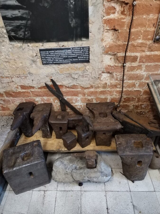 В Музей гвоздарей под Тверью привезли самый тяжелый экспонат