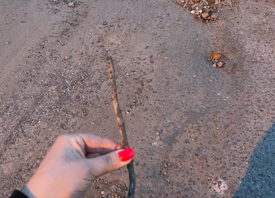 В Тверской области ямы на дороге заделали кусками железа