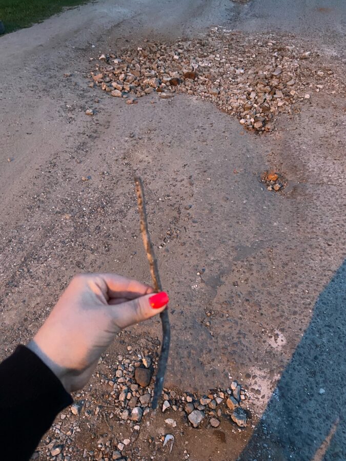 В Тверской области ямы на дороге заделали кусками железа