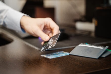 Житель Тверской области забрал у друга карту и пошёл по магазинам Житель Тверской области забрал у друга карту и пошёл по магазинам