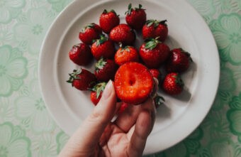 Роспотребнадзор рассказал, как правильно питаться в мае