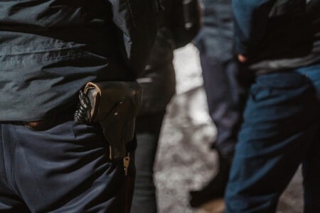 В Тверской области неадекватный мужчина пытался поджечь автомобиль В Тверской области неадекватный мужчина пытался поджечь автомобиль