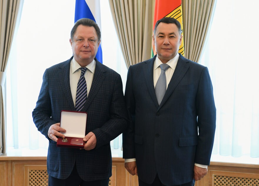 Игорь Руденя наградил главного федерального инспектора по Тверской области  памятным знаком и Почетной грамотой 