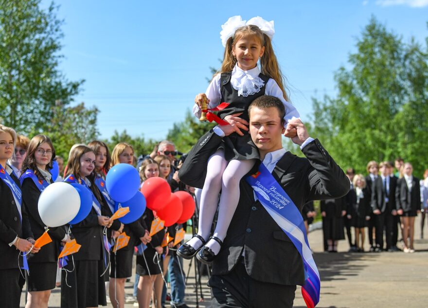 В школах Тверской области проходят последние звонки