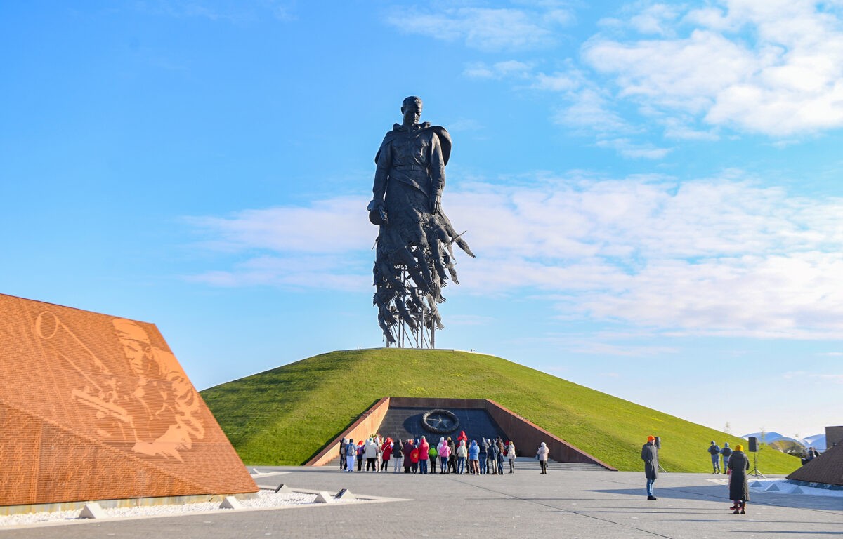 В Тверской области торжества в честь Дня Победы начались у Ржевского мемориала Советскому солдату