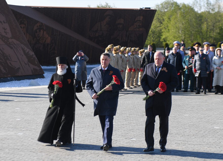 В Тверской области торжества в честь Дня Победы начались у Ржевского мемориала Советскому солдату