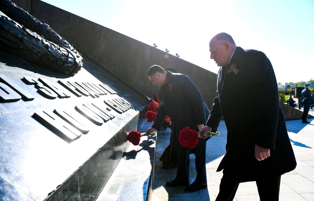 В Тверской области торжества в честь Дня Победы начались у Ржевского мемориала Советскому солдату