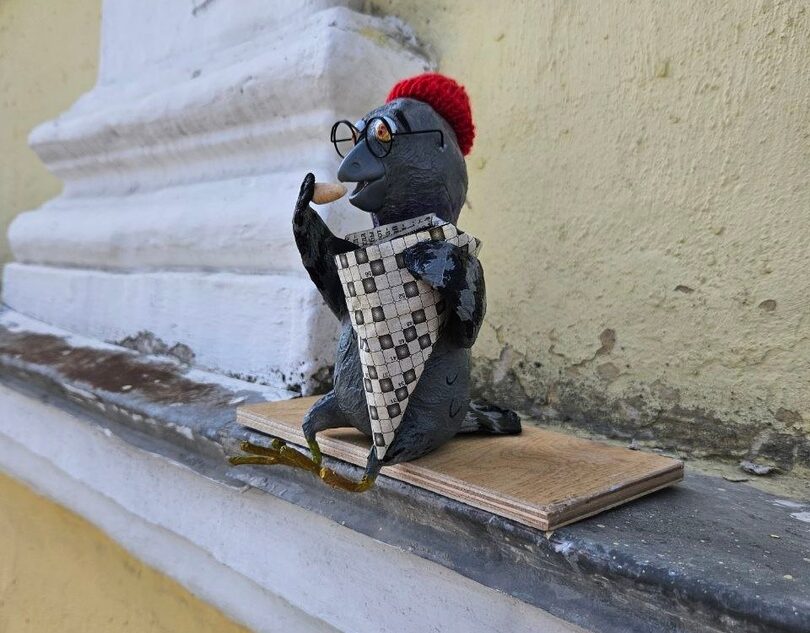 В Твери Катерина ХБ усадила голубя на фасад дома