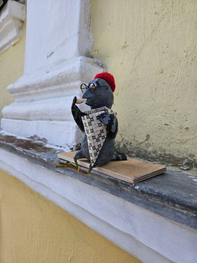 В Твери Катерина ХБ усадила голубя на фасад дома