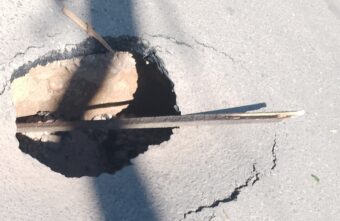 Жители Тверской области заметили на дороге провал асфальта