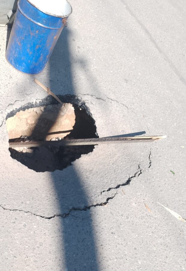 Жители Тверской области заметили на дороге провал асфальта