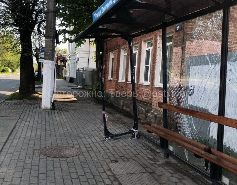 Тверитяне пожаловались на разбитую остановку в Центральном районе города