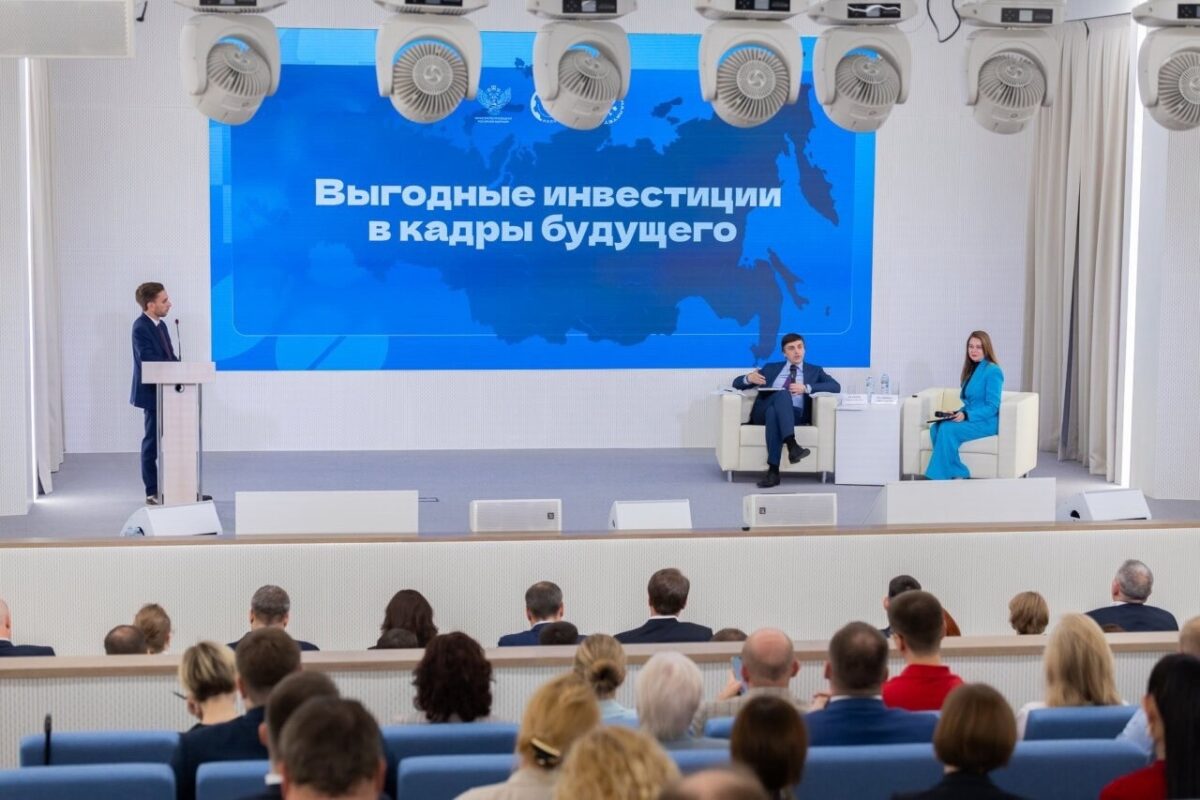 Представители власти и бизнеса подвели итоги профориентации  в школах за 2023-2024 учебный год