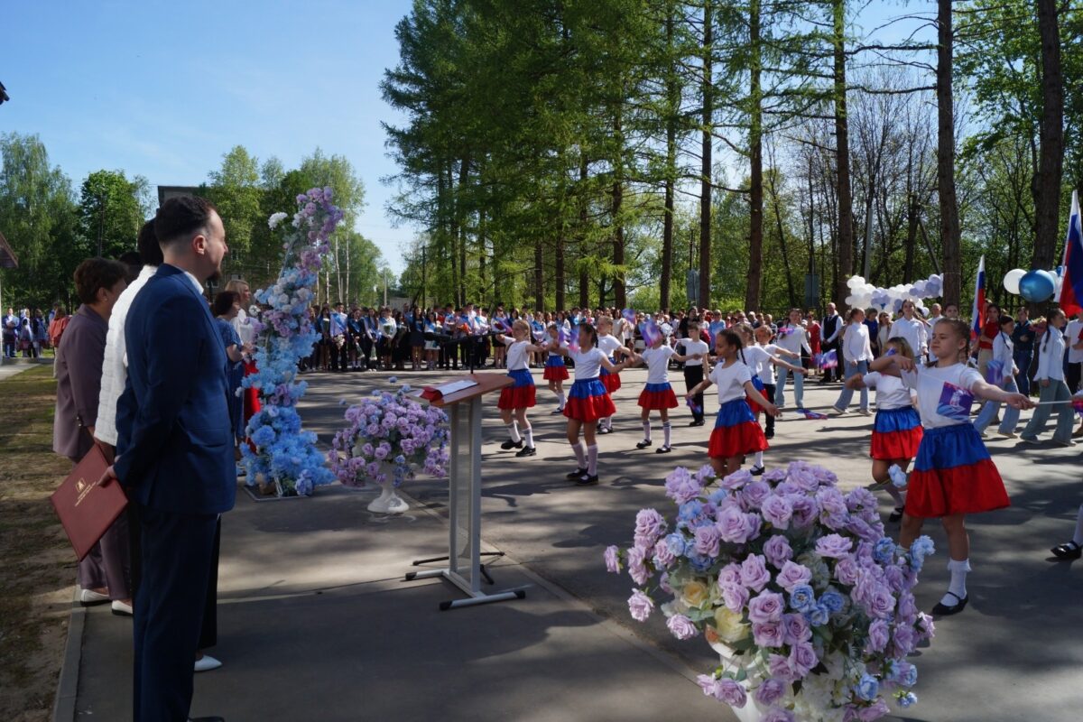 Глава Лихославльского округа обратилась к выпускникам школ