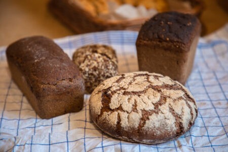 Врач назвала три продукта, которые нельзя есть с хлебом