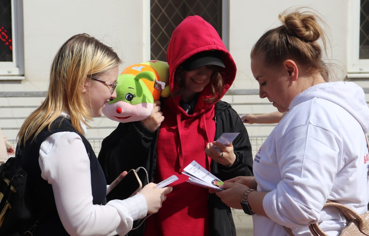 В Твери прошла творческая акция, посвящённая Международному дню детского телефона  доверия | ТОП Тверь новости