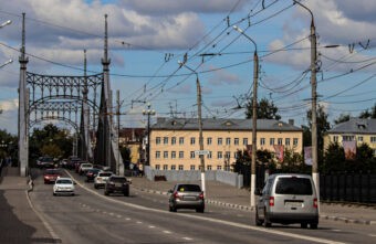 Автоэксперт рассказал, почему в салоне автомобиля может пахнуть бензином