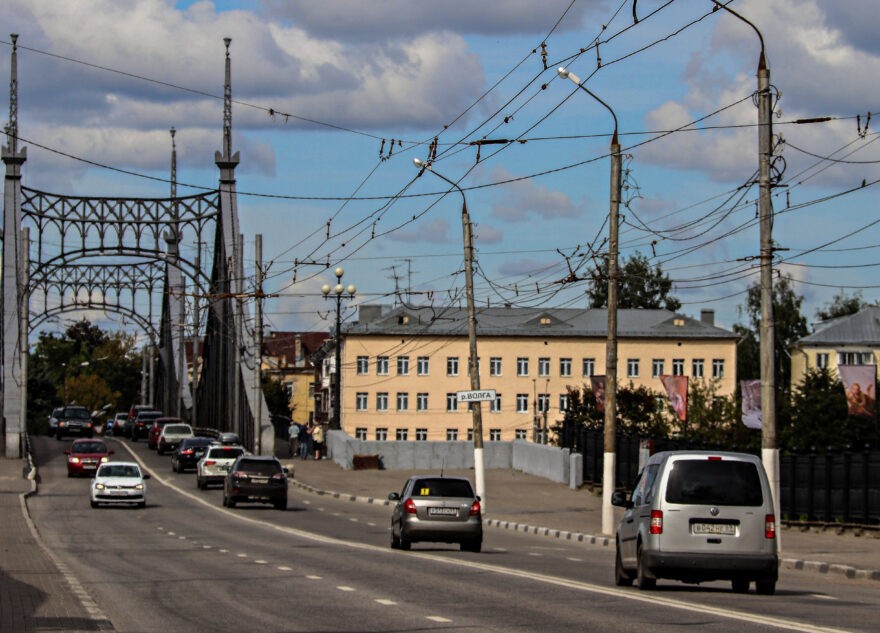 Автоэксперт рассказал, почему в салоне автомобиля может пахнуть бензином